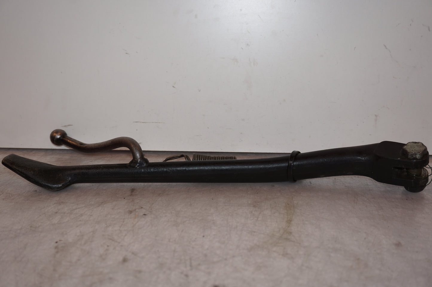 Baksidan på Sidostöd från en Triumph Bonneville -2004 motorcykel.