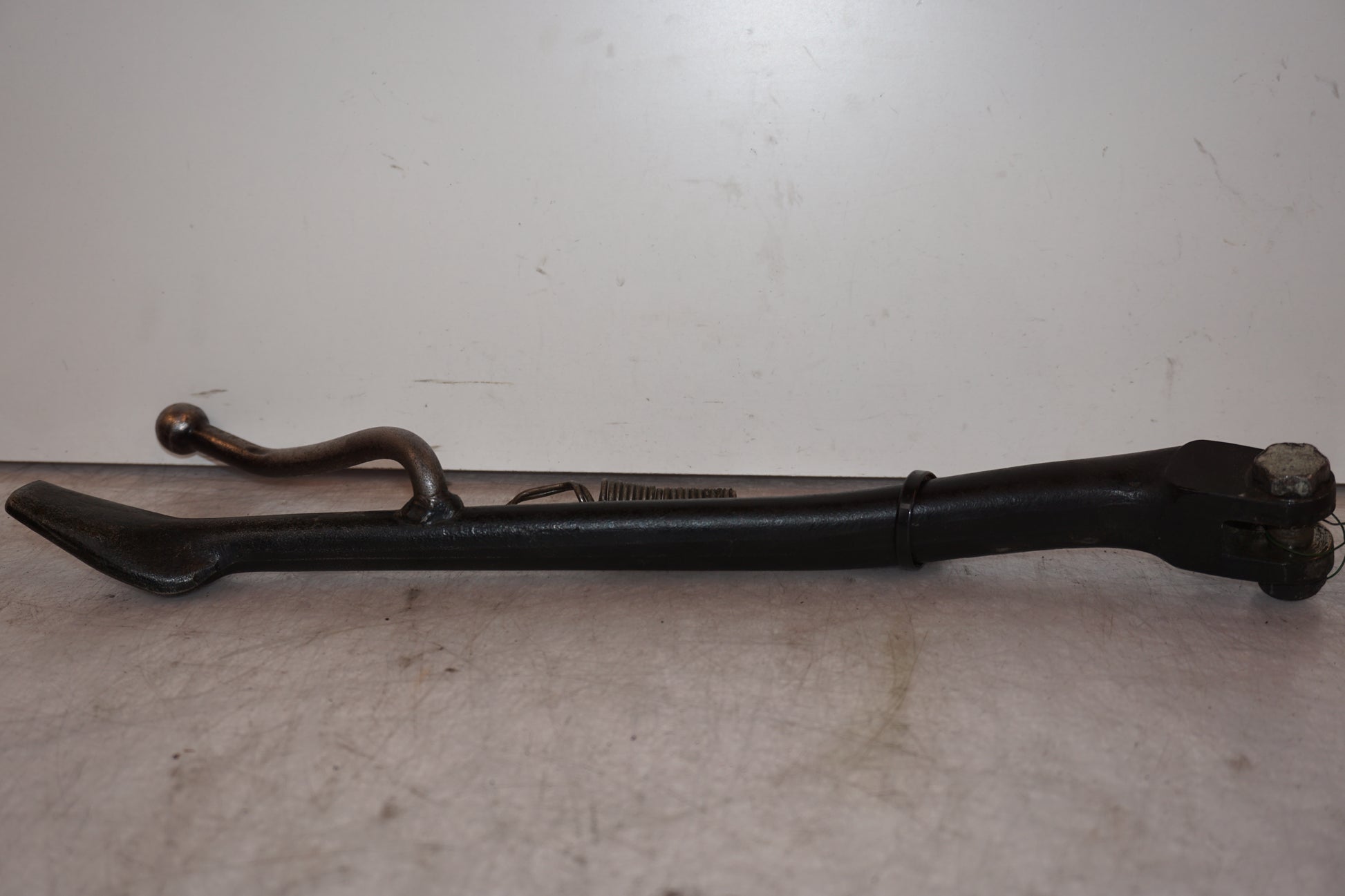 Baksidan på Sidostöd från en Triumph Bonneville -2004 motorcykel.