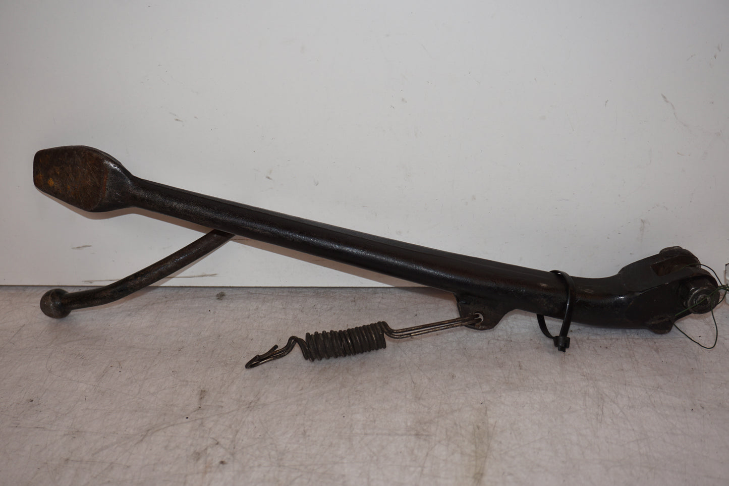 Höger sida på Sidostöd från en Triumph Bonneville -2004 motorcykel.