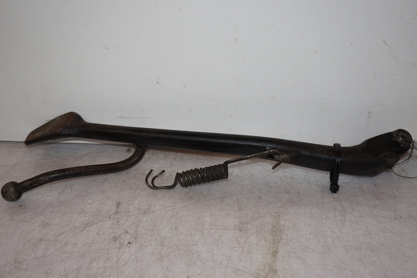 Vänster sida på Sidostöd från en Triumph Bonneville -2004 motorcykel.