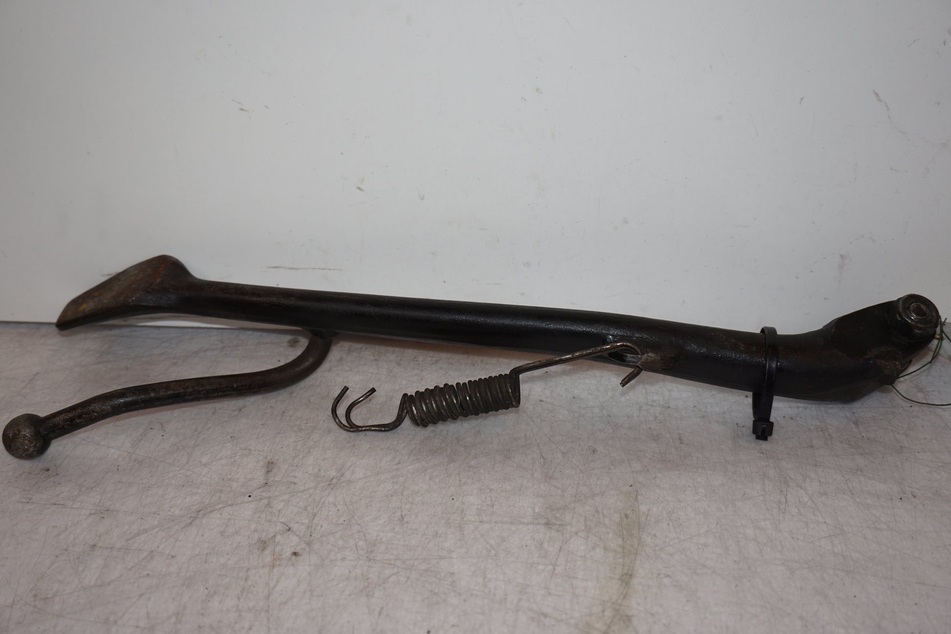 Vänster sida på Sidostöd från en Triumph Bonneville -2004 motorcykel.