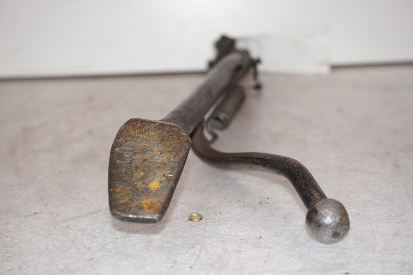 Snett uppifrån på Sidostöd från en Triumph Bonneville -2004 motorcykel.