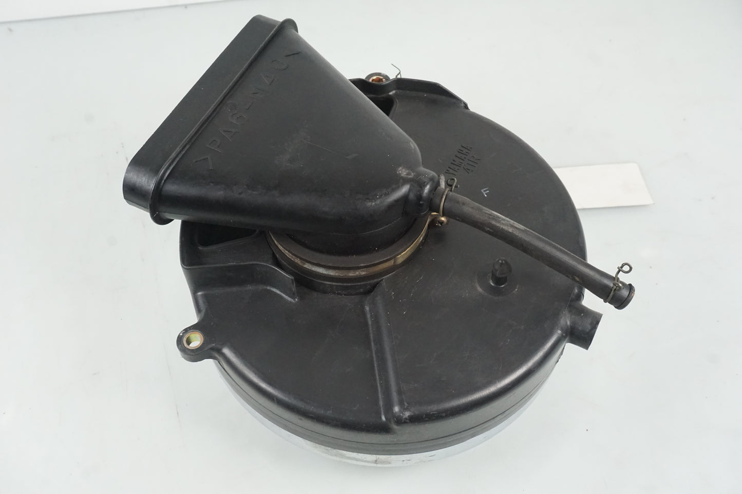 Vänster sida på Luftburk från en Yamaha XVS 650 -1998 motorcykel.