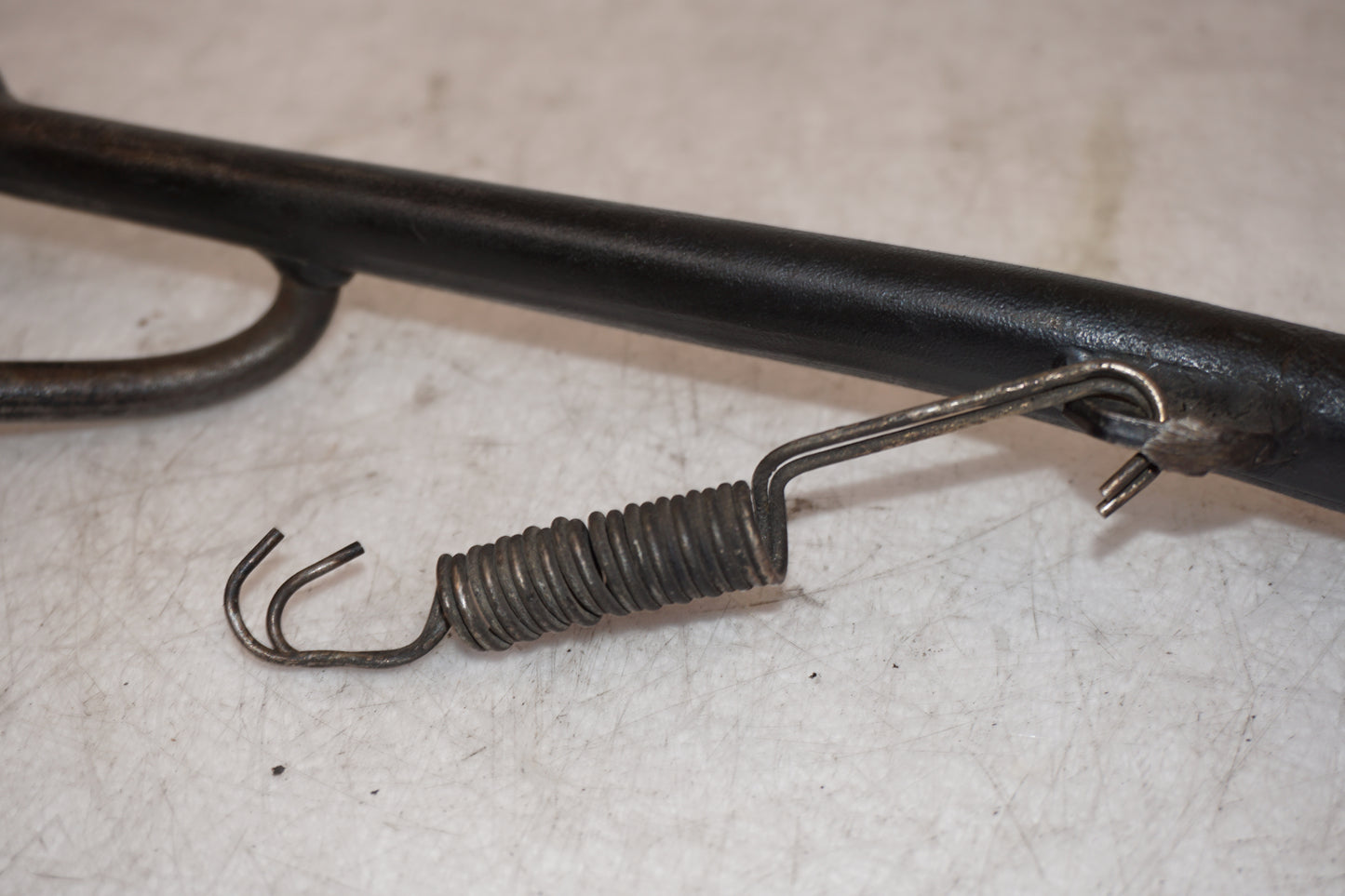 Snett nerifrån på Sidostöd från en Triumph Bonneville -2004 motorcykel.