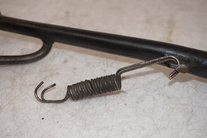 Snett nerifrån på Sidostöd från en Triumph Bonneville -2004 motorcykel.