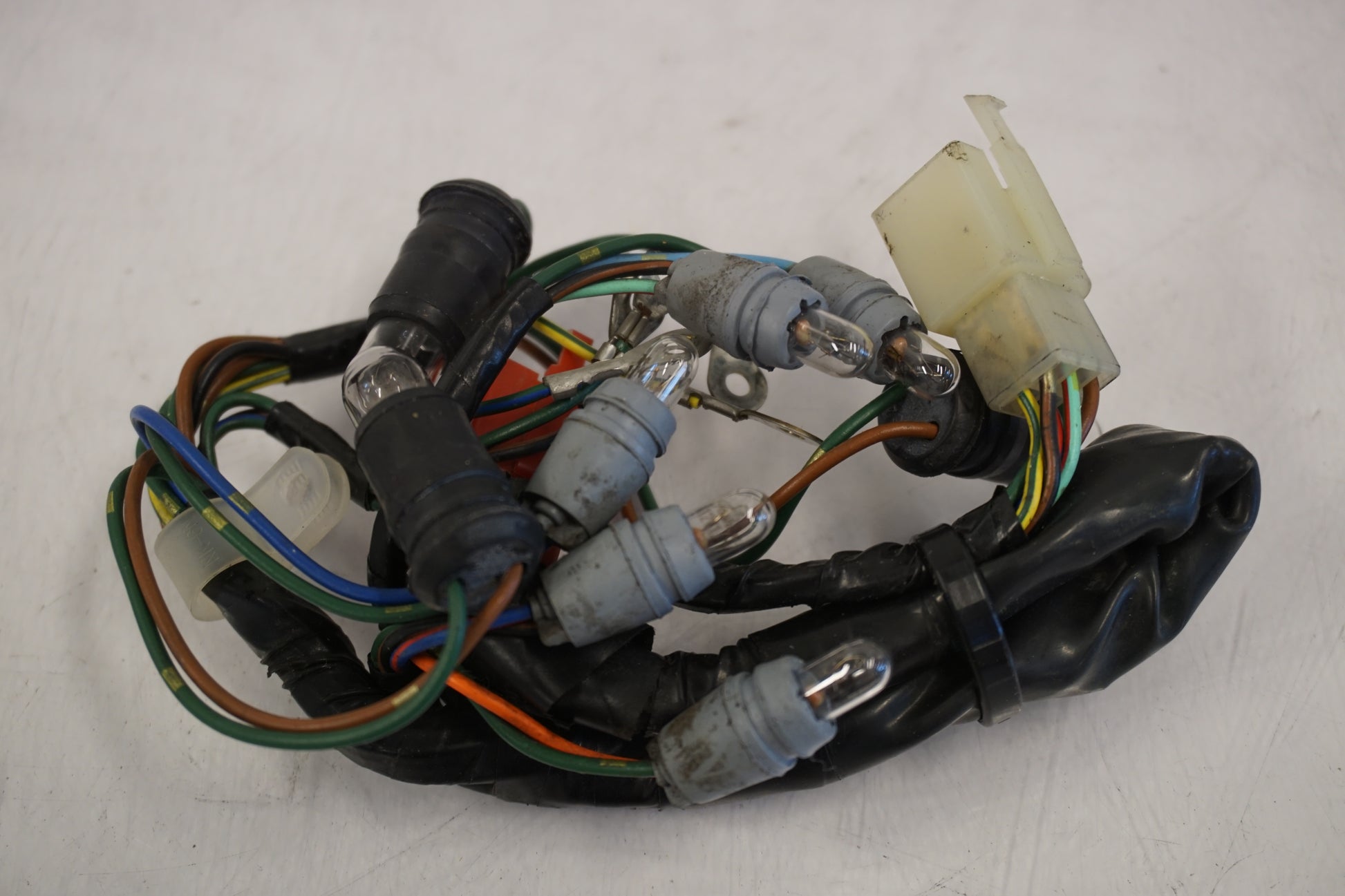 Snett nerifrån på Kablage från en Honda CB 600 Hornet -1998 motorcykel.