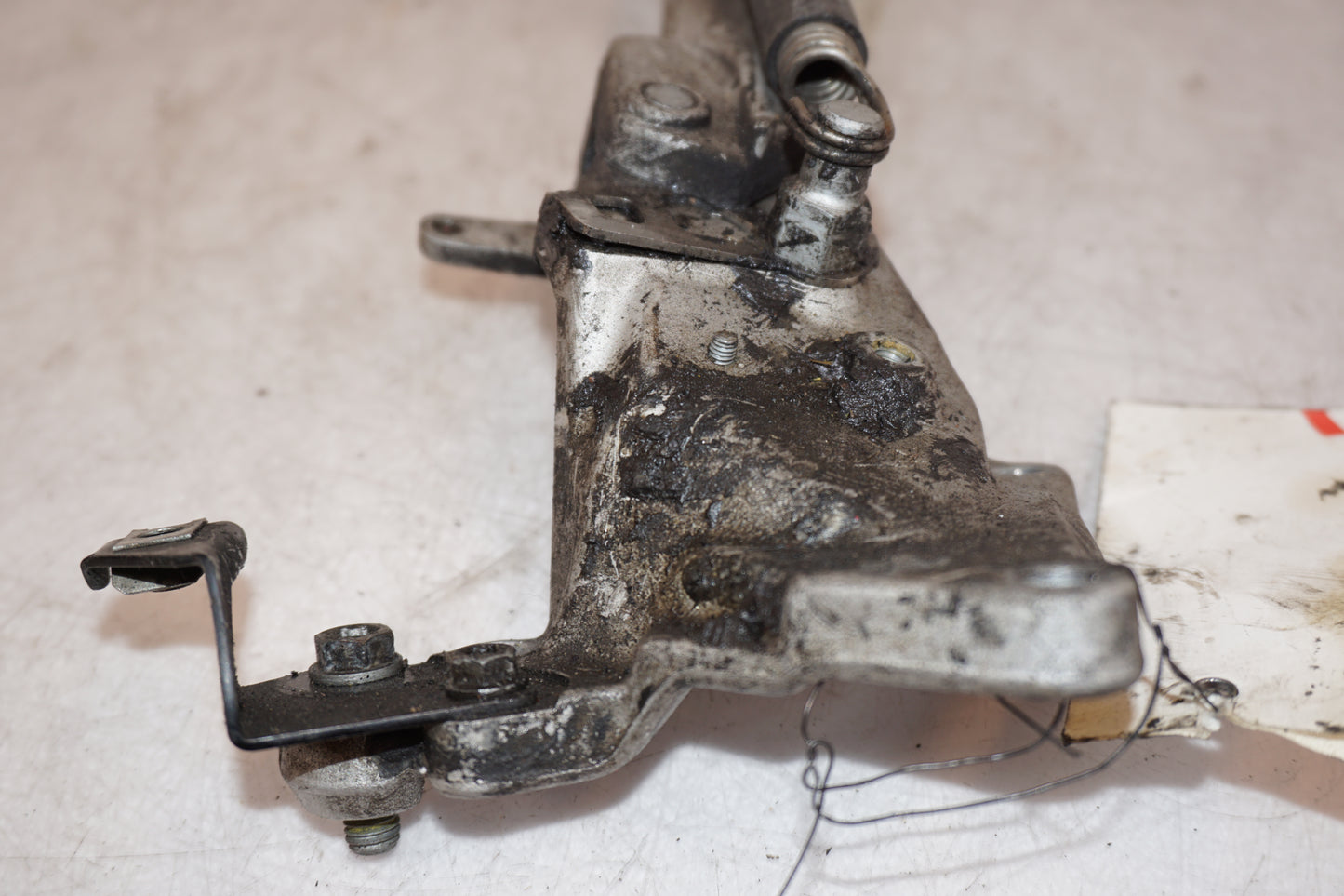 Snett nerifrån på Sidostöd från en KTM RC8 -2009 motorcykel.