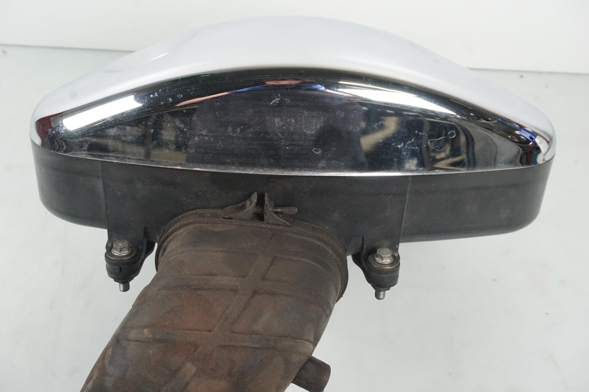 Vänster sida på Luftburk från en Suzuki VL 800 -2001 motorcykel.