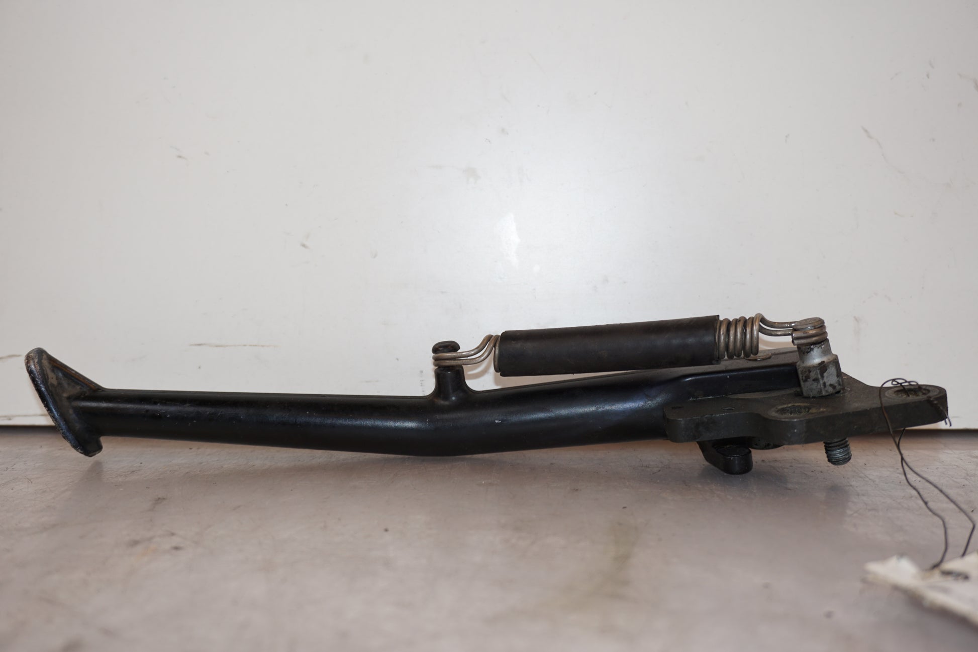 Baksidan på Sidostöd från en KTM 990 Super Duke -2006 motorcykel.