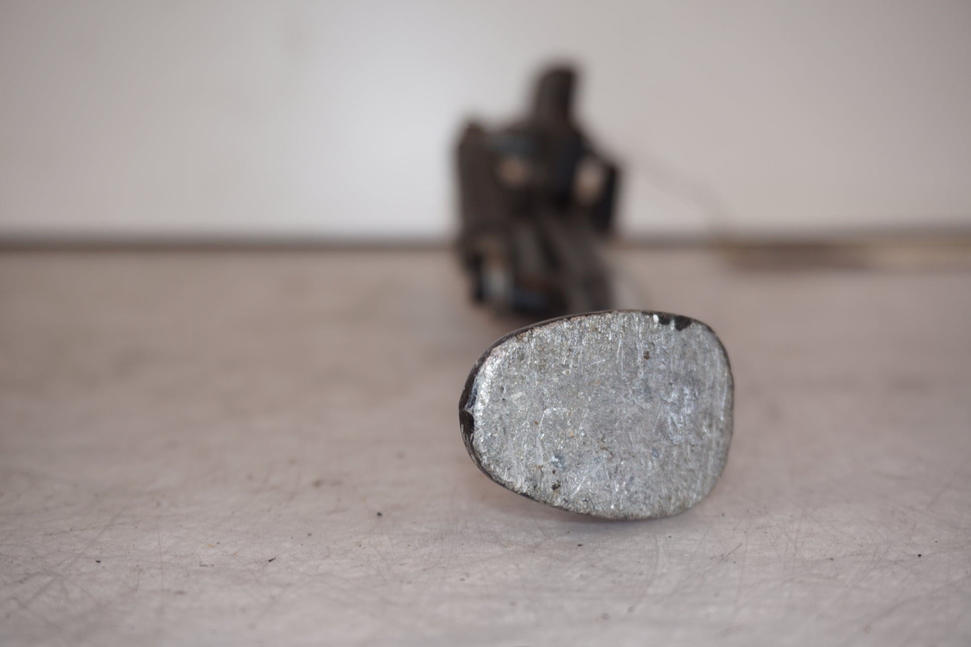 Snett nerifrån på Sidostöd från en KTM 990 Super Duke -2006 motorcykel.