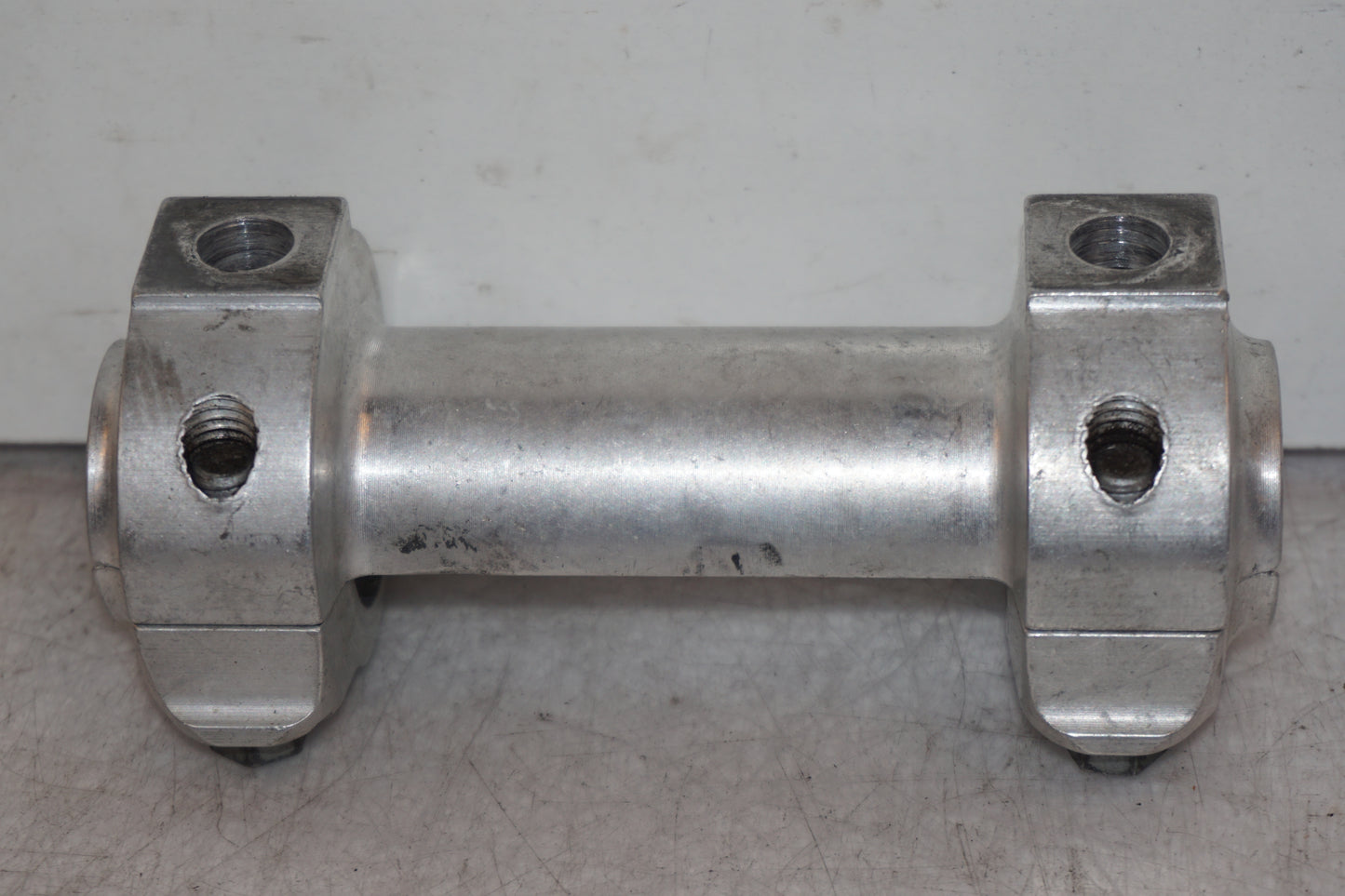 Framsidan på Styrfäste från en KTM 625 SC SM -2002 motorcykel.