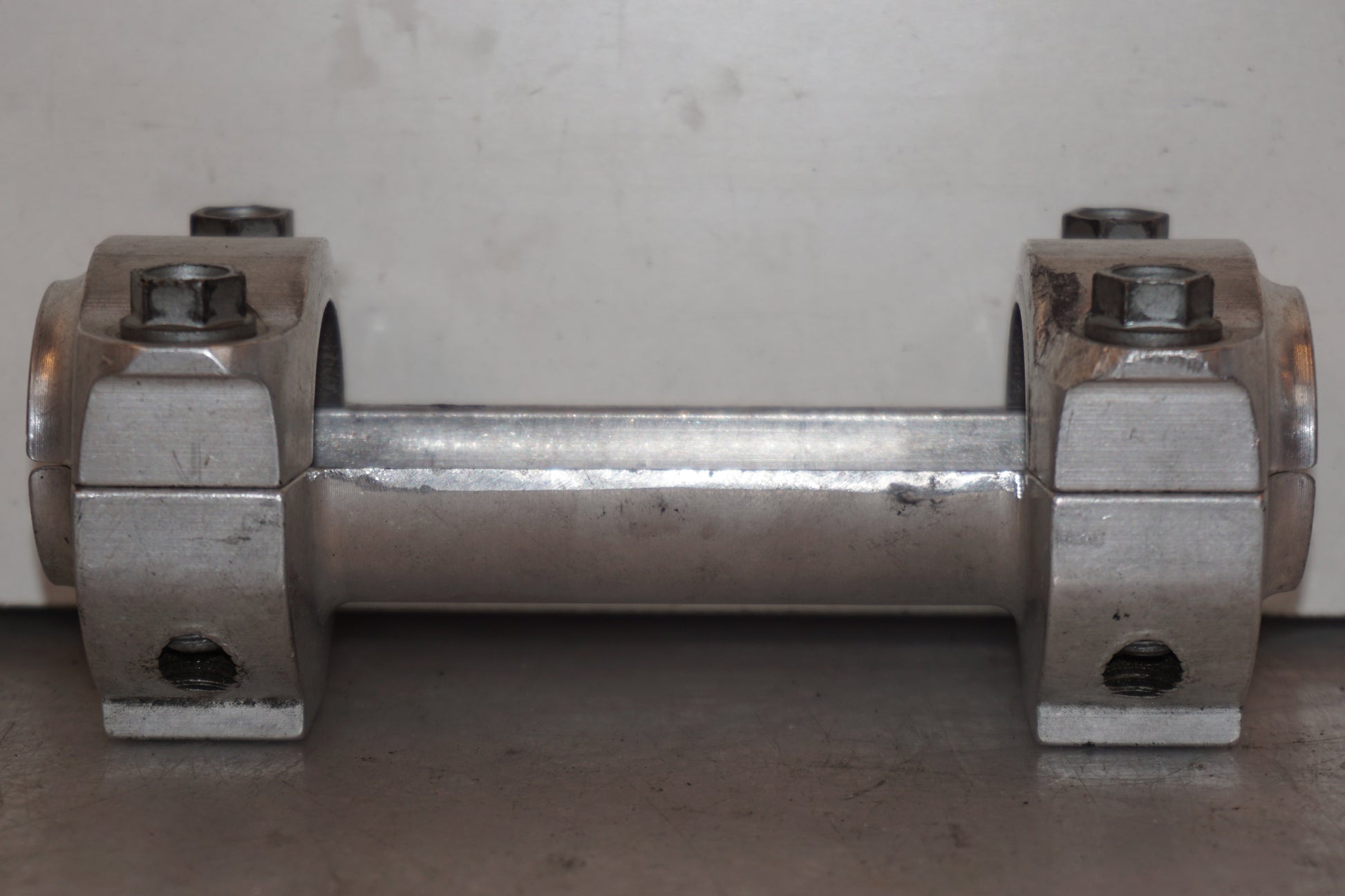 Höger sida på Styrfäste från en KTM 625 SC SM -2002 motorcykel.