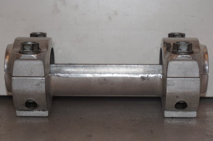 Höger sida på Styrfäste från en KTM 625 SC SM -2002 motorcykel.