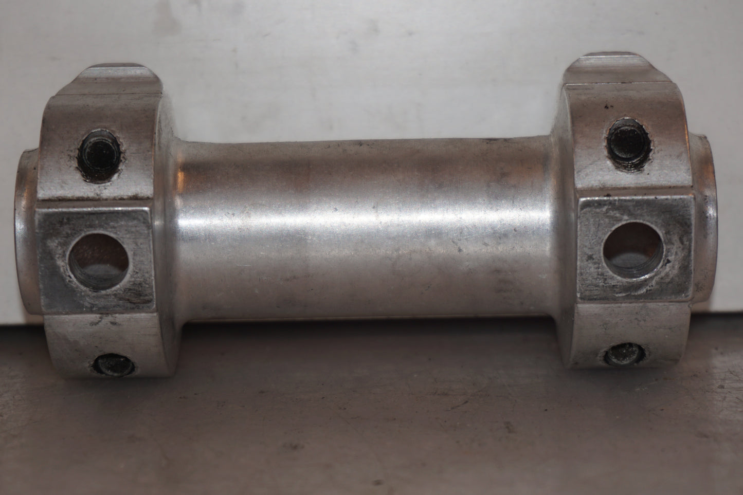 Vänster sida på Styrfäste från en KTM 625 SC SM -2002 motorcykel.