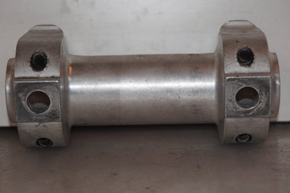 Vänster sida på Styrfäste från en KTM 625 SC SM -2002 motorcykel.