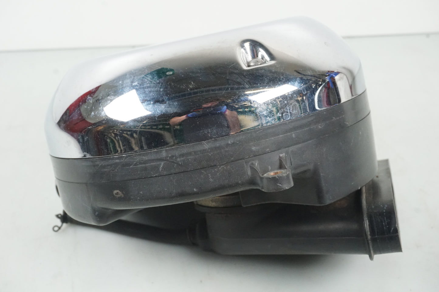 Vänster sida på Luftburk från en Yamaha XVS 650 -1999 motorcykel.