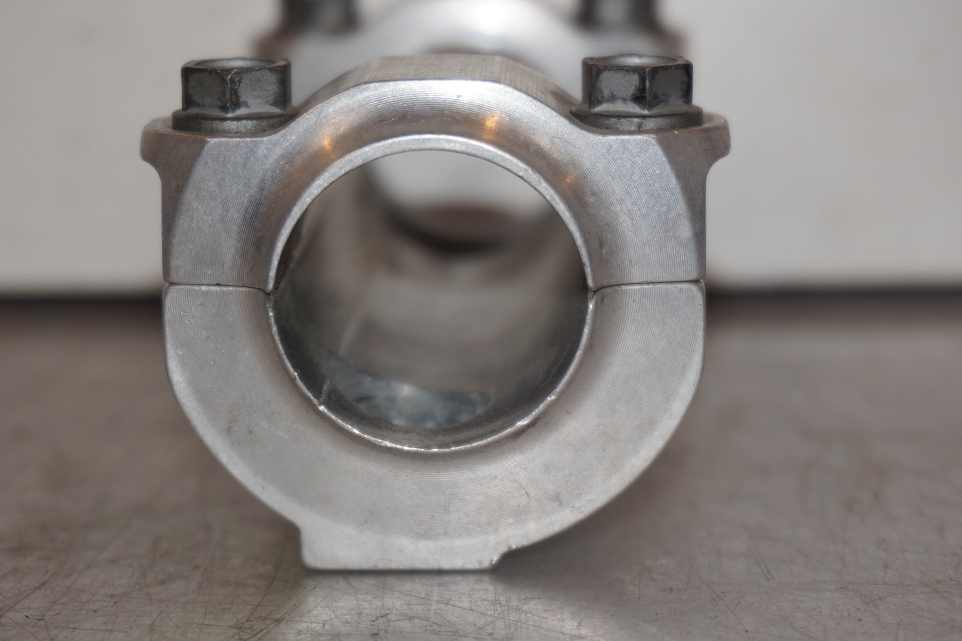 Snett nerifrån på Styrfäste från en KTM 625 SC SM -2002 motorcykel.