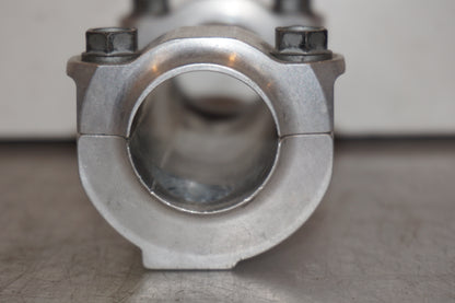 Snett nerifrån på Styrfäste från en KTM 625 SC SM -2002 motorcykel.