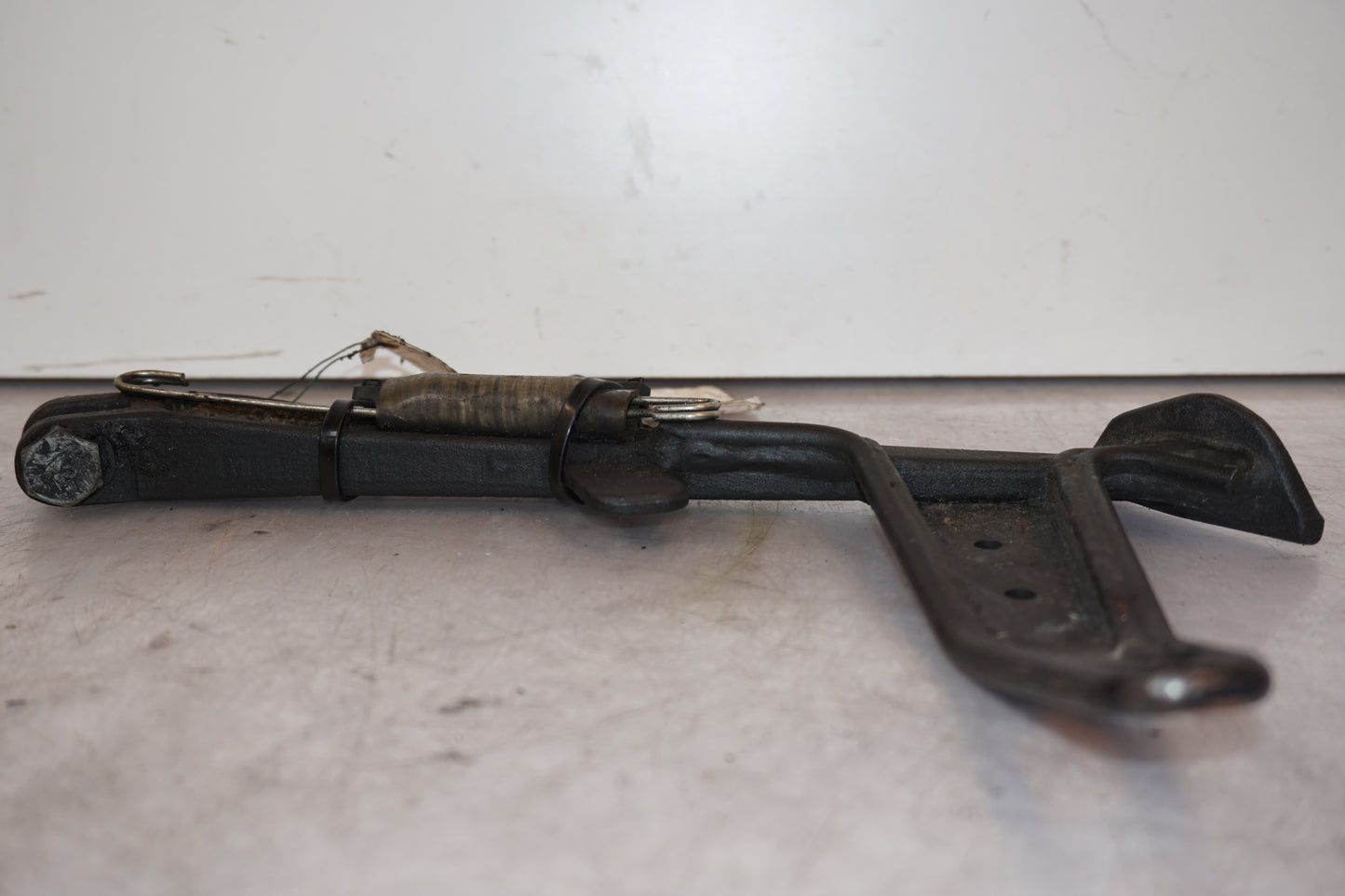 Baksidan på Sidostöd från en Kawasaki Z 1000 -2008 motorcykel.