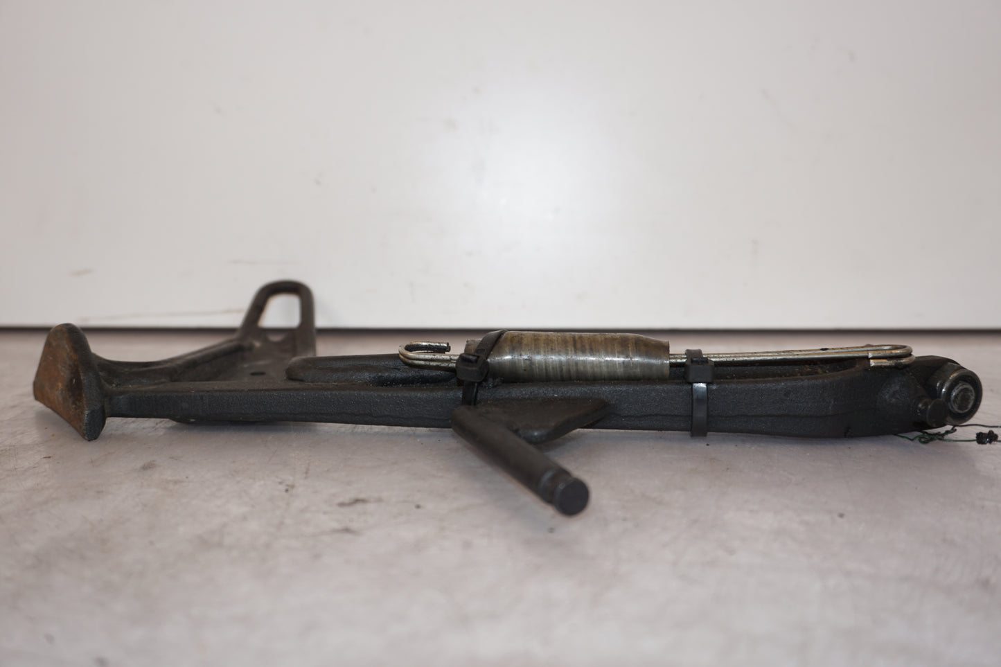 Snett uppifrån på Sidostöd från en Kawasaki Z 1000 -2008 motorcykel.