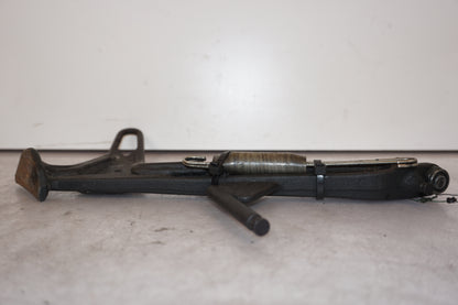 Snett uppifrån på Sidostöd från en Kawasaki Z 1000 -2008 motorcykel.