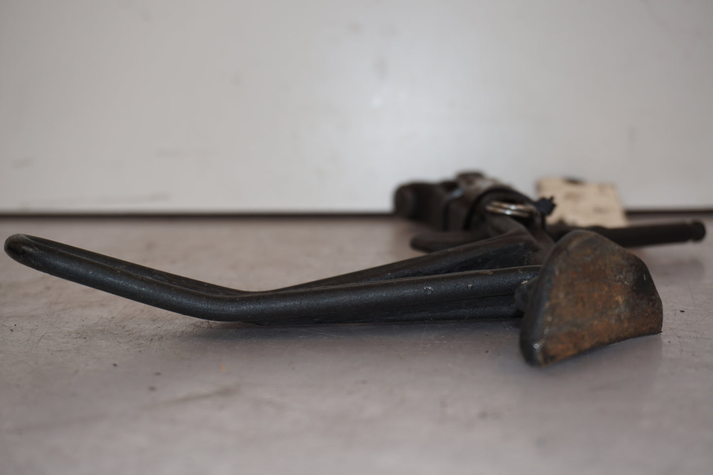 Snett nerifrån på Sidostöd från en Kawasaki Z 1000 -2008 motorcykel.