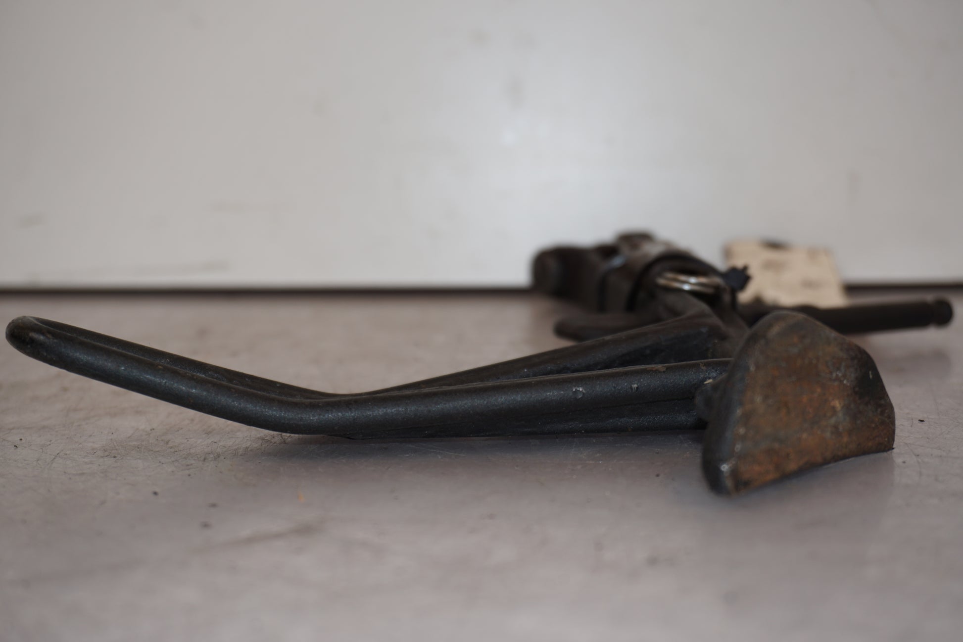 Snett nerifrån på Sidostöd från en Kawasaki Z 1000 -2008 motorcykel.