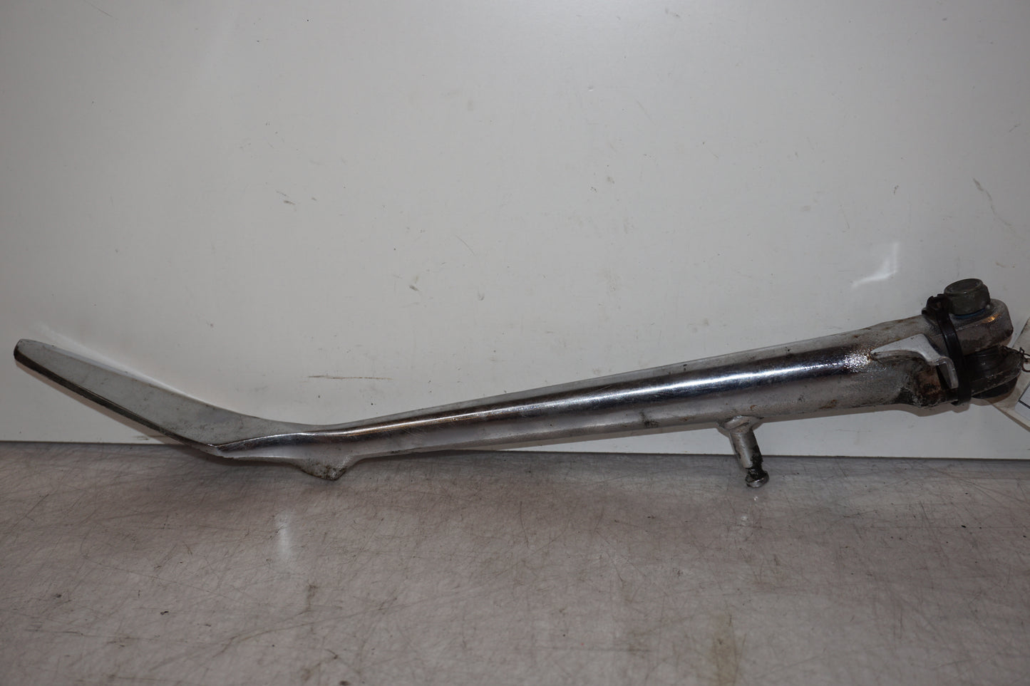 Framsidan på Sidostöd från en Suzuki M 1800 -2007 motorcykel.