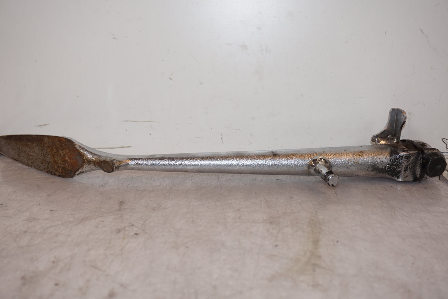 Baksidan på Sidostöd från en Suzuki M 1800 -2007 motorcykel.