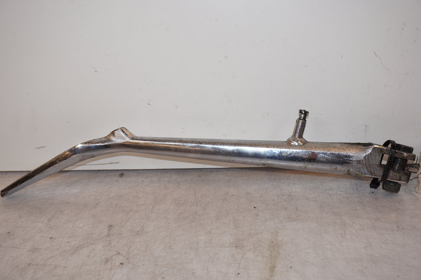 Höger sida på Sidostöd från en Suzuki M 1800 -2007 motorcykel.