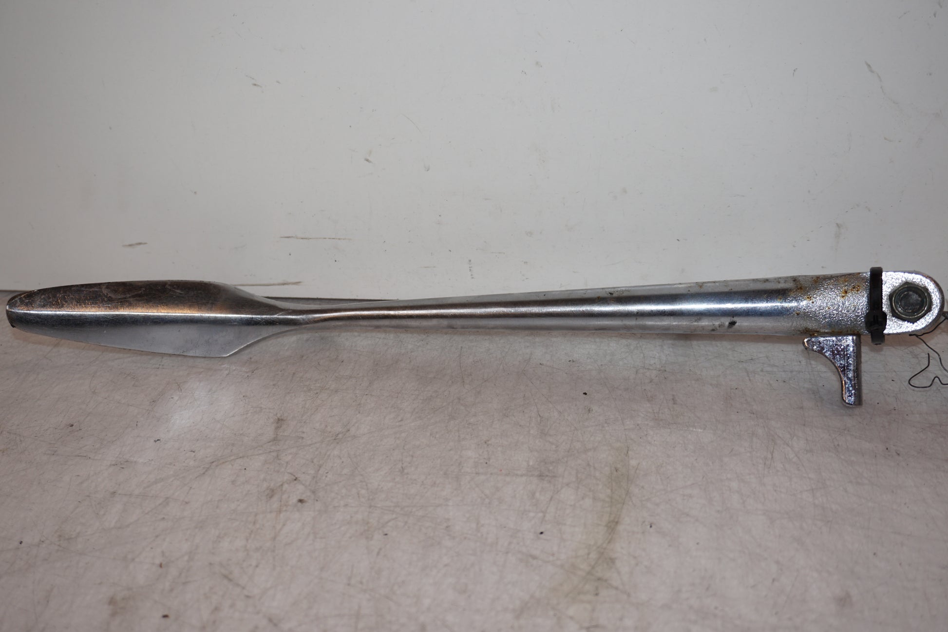 Vänster sida på Sidostöd från en Suzuki M 1800 -2007 motorcykel.