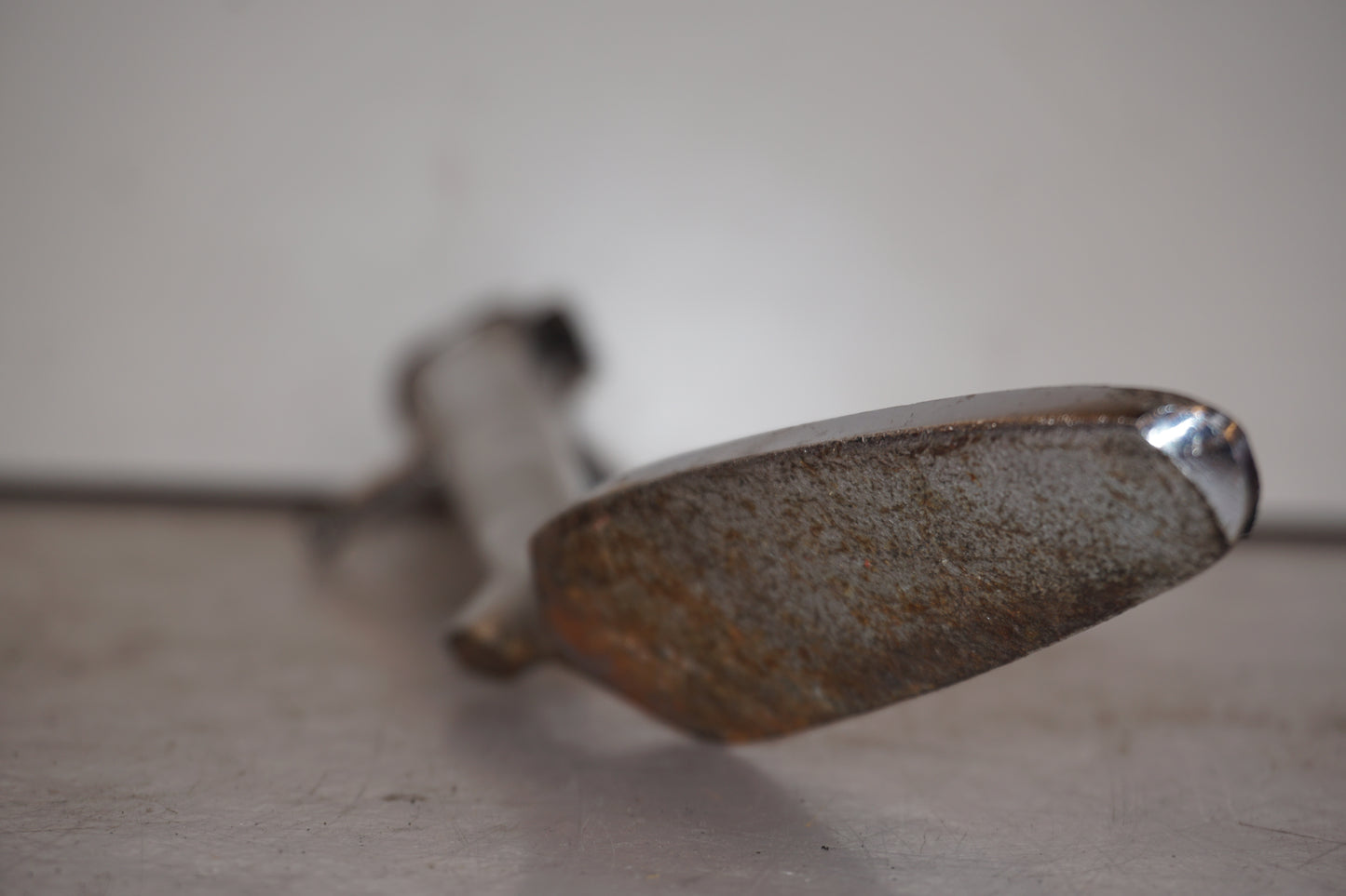 Snett uppifrån på Sidostöd från en Suzuki M 1800 -2007 motorcykel.