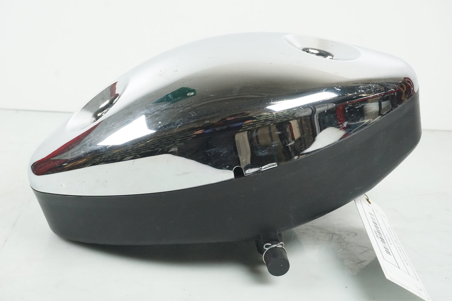 Vänster sida på Luftburk från en Suzuki VL 800 -2003 motorcykel.