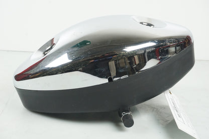 Vänster sida på Luftburk från en Suzuki VL 800 -2003 motorcykel.