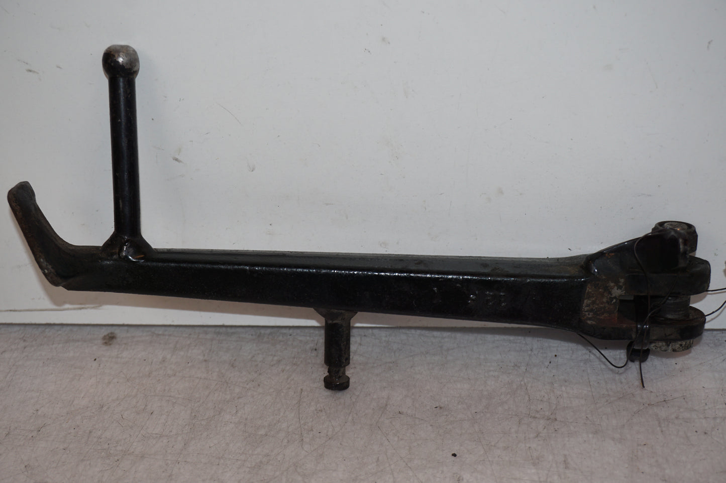 Baksidan på Sidostöd från en Suzuki GSF 1200 -2006 motorcykel.