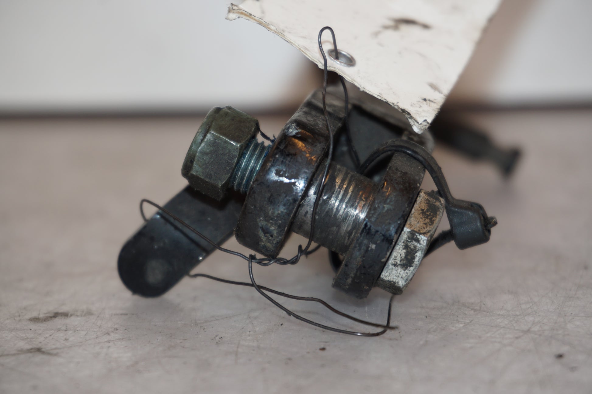 Snett nerifrån på Sidostöd från en Suzuki GSF 1200 -2006 motorcykel.