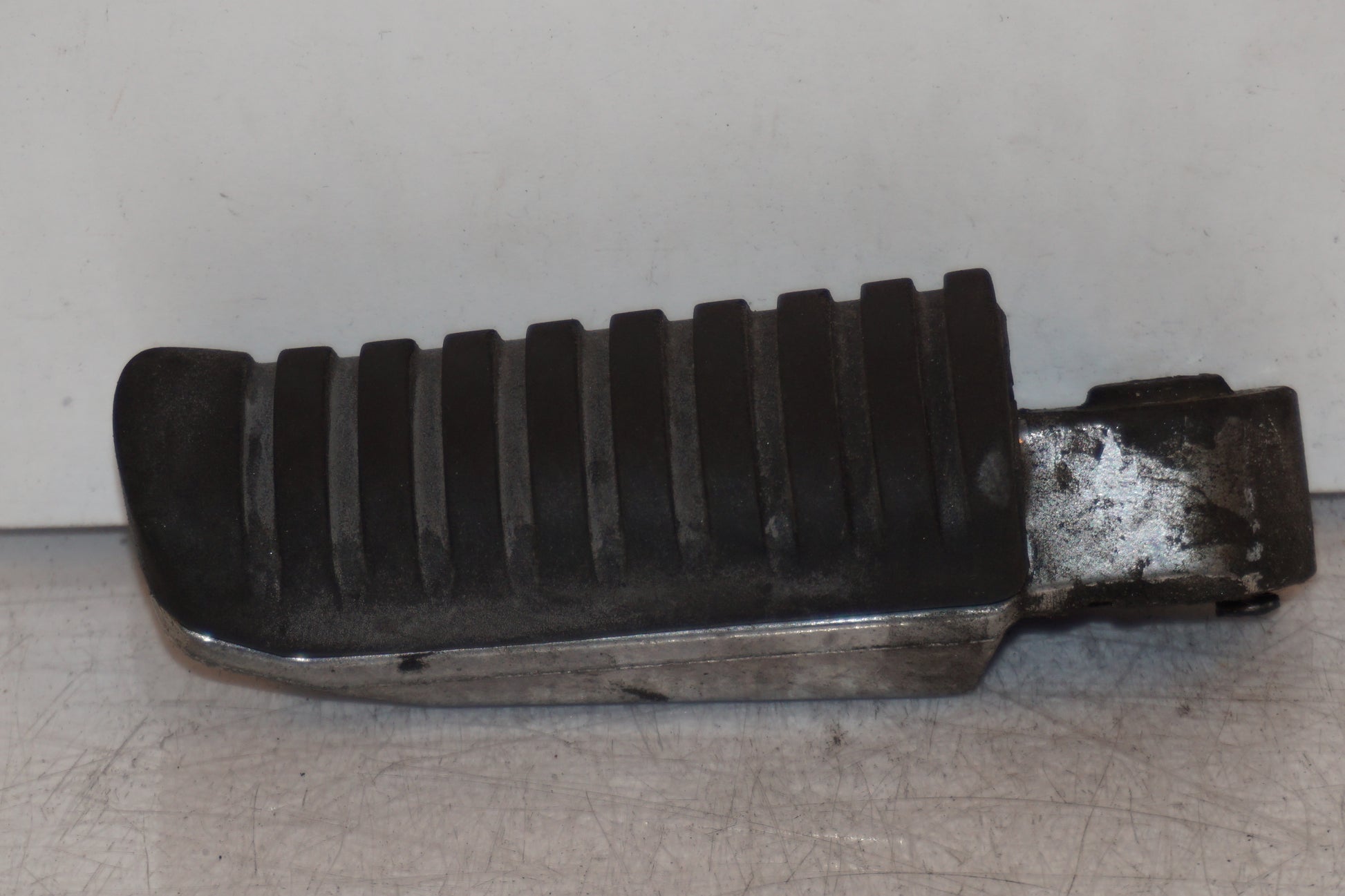 Framsidan på Fotpinne från en Kawasaki ER-6N -2011 motorcykel.