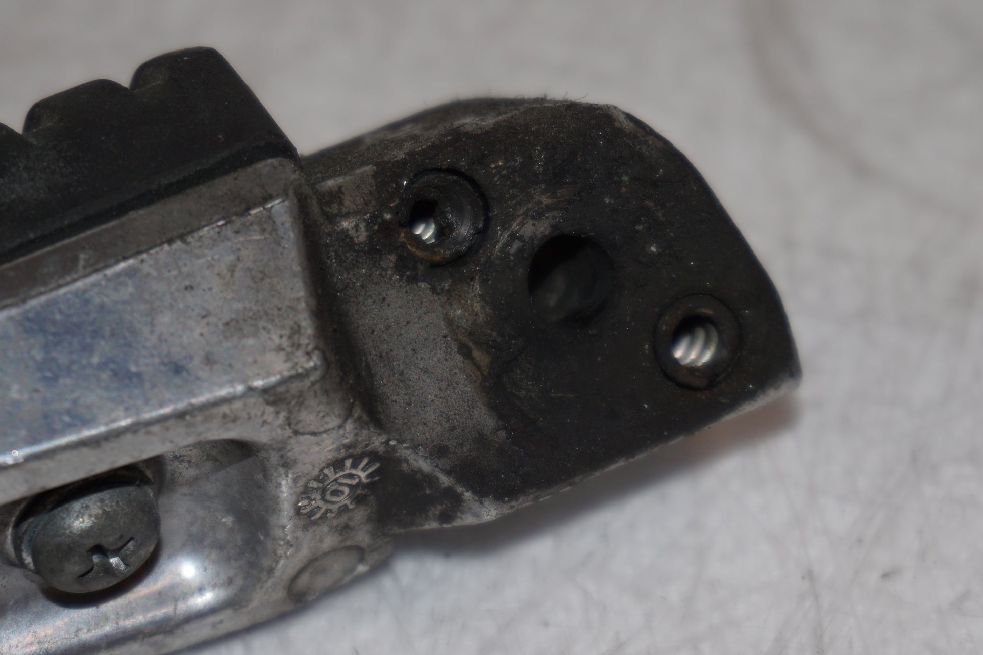 Snett nerifrån på Fotpinne från en Kawasaki ER-6N -2011 motorcykel.