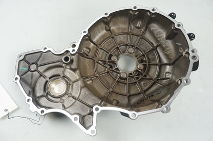 Vänster sida på Kopplingskåpa från en BMW K 1300 S -2009 motorcykel.