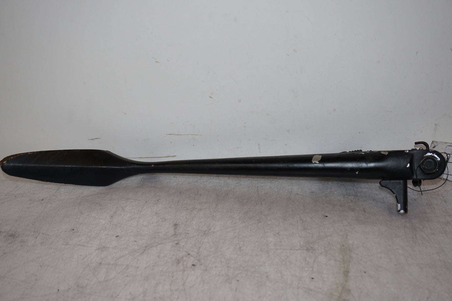 Baksidan på Sidostöd från en Suzuki M 1800 -2009 motorcykel.