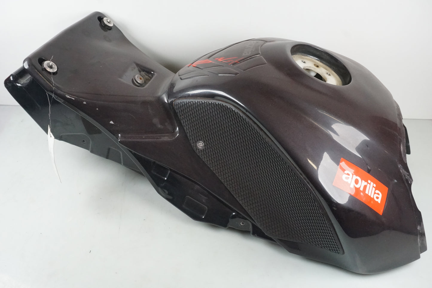 Framsidan på Bensintank från en Aprilia RSV 1000 -2010 motorcykel.