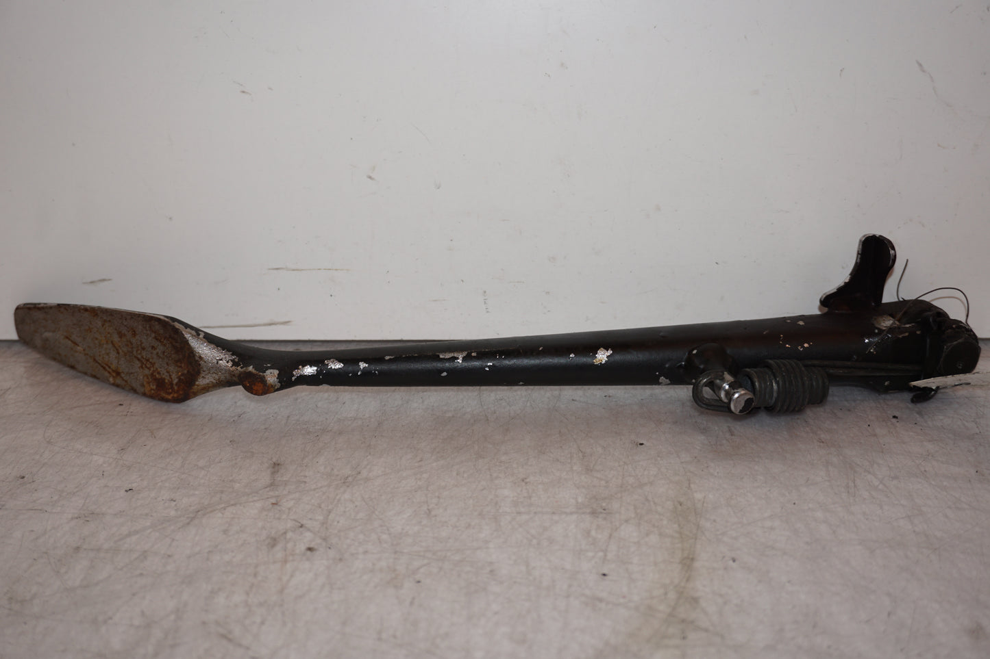 Vänster sida på Sidostöd från en Suzuki M 1800 -2009 motorcykel.