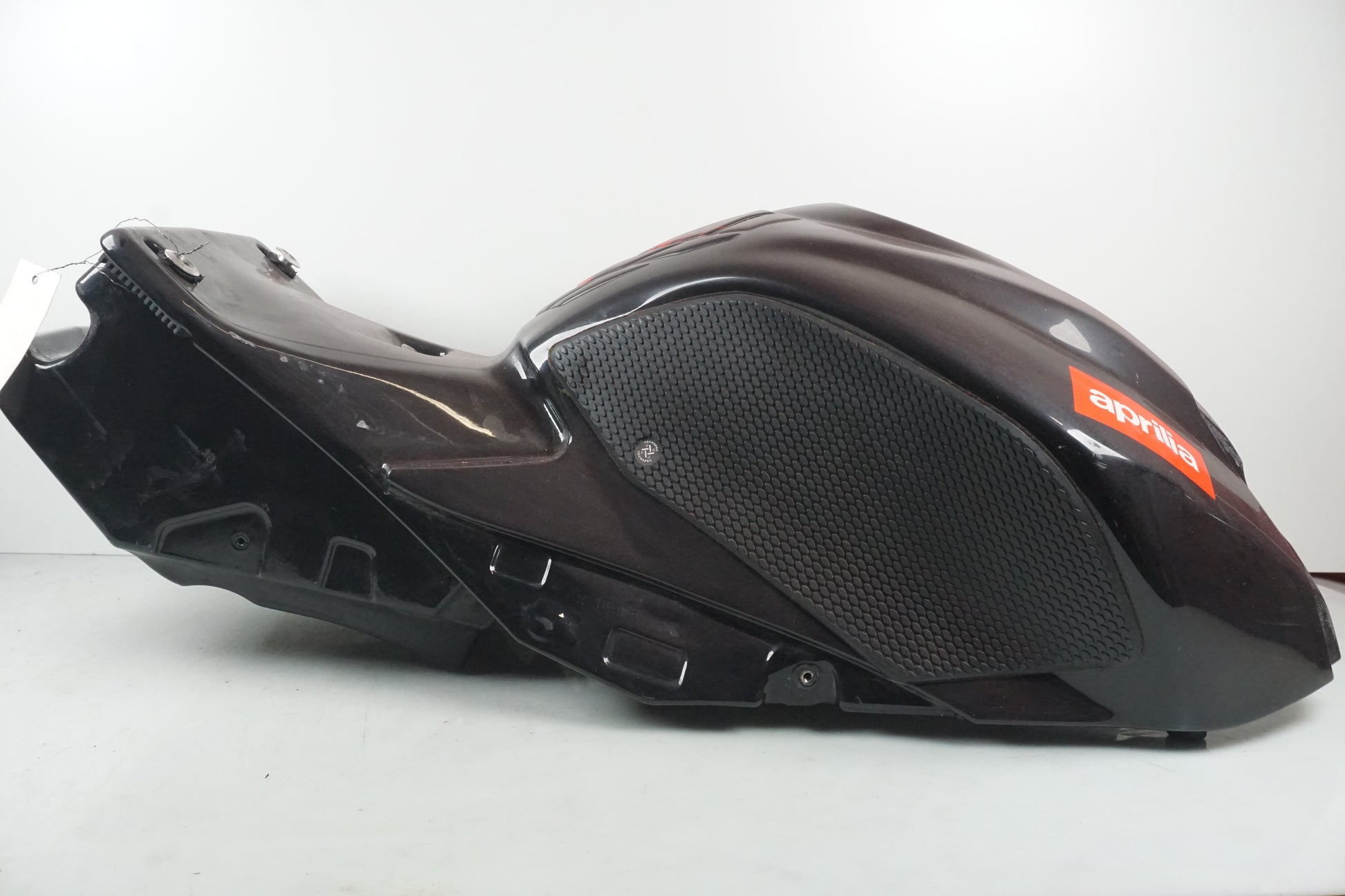 Baksidan på Bensintank från en Aprilia RSV 1000 -2010 motorcykel.