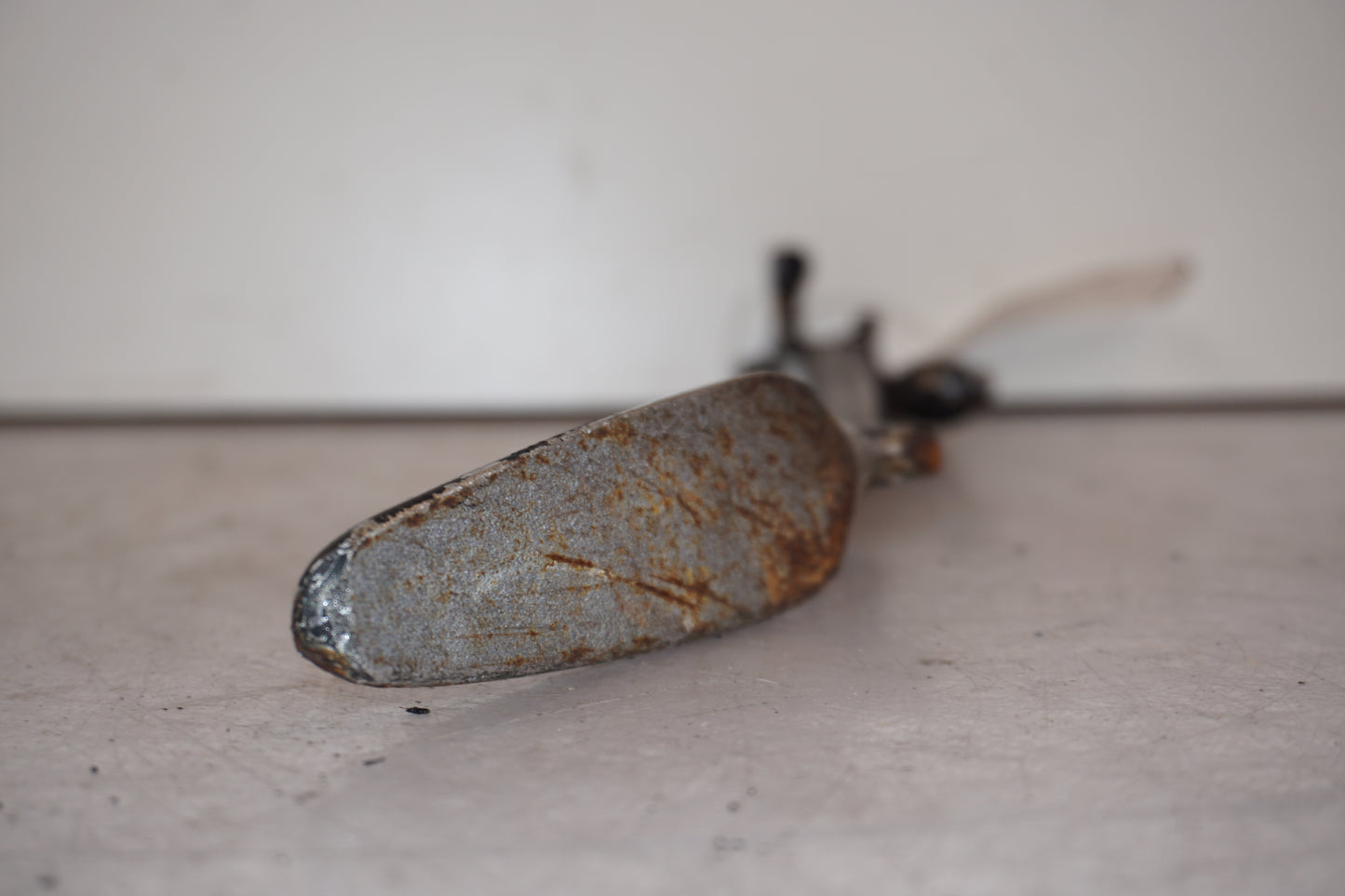 Snett uppifrån på Sidostöd från en Suzuki M 1800 -2009 motorcykel.