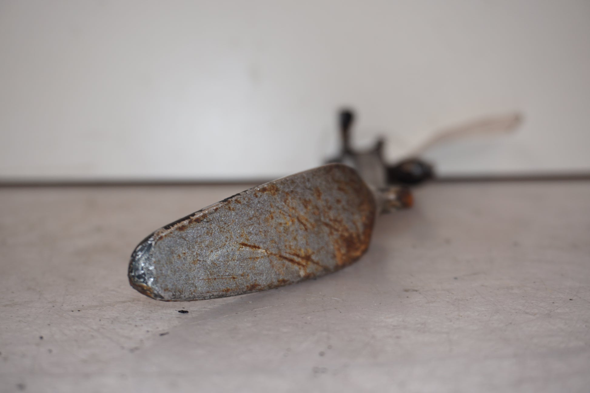 Snett uppifrån på Sidostöd från en Suzuki M 1800 -2009 motorcykel.