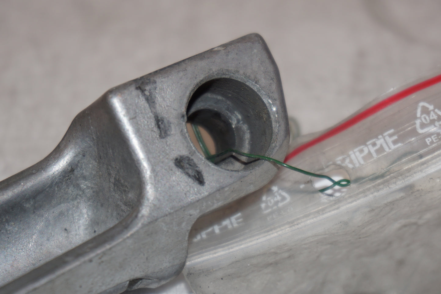 Snett nerifrån på Fotpinne från en Kawasaki ZX-6R -1997 motorcykel.