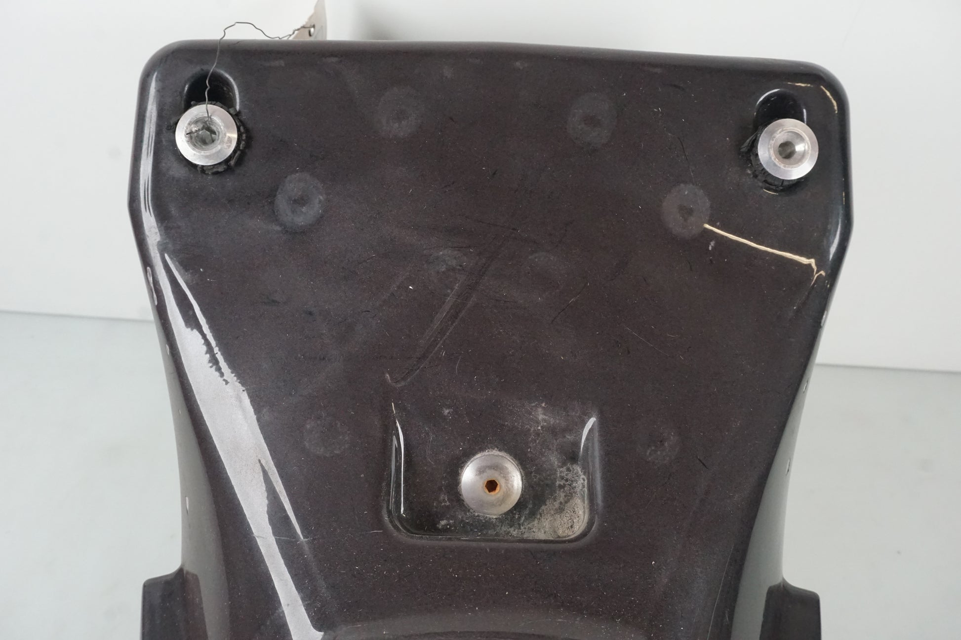 Höger sida på Bensintank från en Aprilia RSV 1000 -2010 motorcykel.