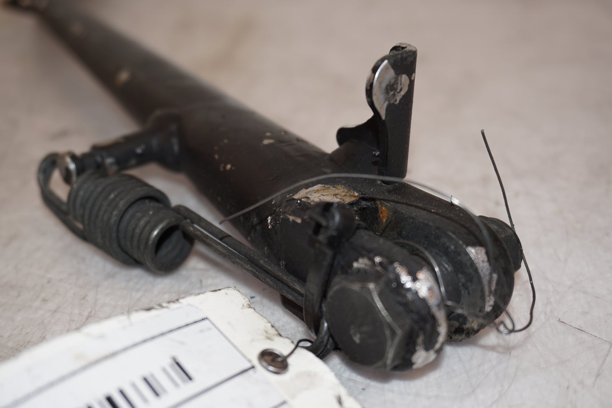 Snett nerifrån på Sidostöd från en Suzuki M 1800 -2009 motorcykel.