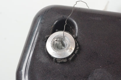 Vänster sida på Bensintank från en Aprilia RSV 1000 -2010 motorcykel.