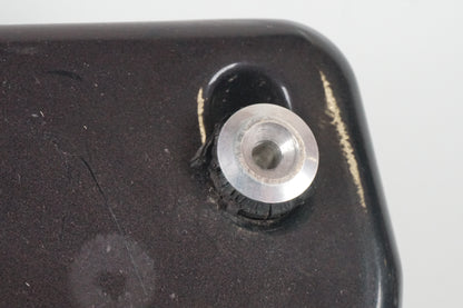 Snett uppifrån på Bensintank från en Aprilia RSV 1000 -2010 motorcykel.